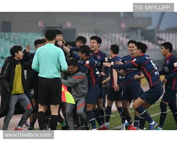 重庆大学生足球团队跻身中超联赛,引发关注和期待